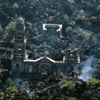 Разрушенная вулканом Paricutin церковь San Juan Parangaricutiro, у подножия этого самого вулкана. Мексика