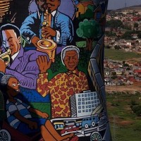 Портрет Нельсона Манделы на трубе электростанции в Соуэто, ЮАР