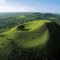 Пюи-де-Дом - молодой потухший вулкан, представляющий собой лавовый купол. Второй по величине вулкан во Франции