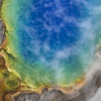 Большой Призматический источник Национального парка Йеллоустоун, самый крупный горячий источник во всем США