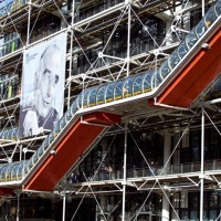 Центр современного искусства – Жоржа Помпиду впечатляет оригинальной архитектурой. Все технические конструкции (в том числе вентиляционные и водопроводные трубы) расположены снаружи здания.