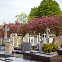 Совсем недалеко от центра города расположено кладбище Монмартр.