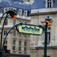 Метрополитен в Париже создан исключительно как общественный транспорт. Просто и удобно.