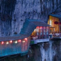 Ресторан рядом с пещерой Sanyou над рекой Янцзы, провинция Хубэй, Китай