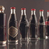 Эволюция бутылки Coca-Cola (слева-направо: 1899, 1900, 1915, 1916, 1957, 1986 годы).