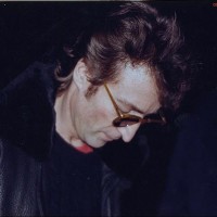 Джон Леннон дает автограф рядом со своим убийцей Марком Чапменом за несколько часов до своей смерти.