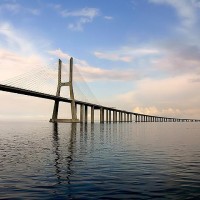 Мост Васко да Гама, или Бесконечный мост, являющийся сегодня длиннейшим мостом Европы (17,2 км)