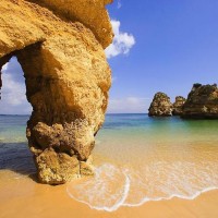Побережье Альгарве, самого южного района Португалии, легко узнать по необычным скалам и гротам