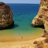 Побережье Альгарве, самого южного района Португалии, легко узнать по необычным скалам и гротам