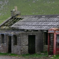 Заброшенный дом с телефонной будкой, Великобритания