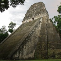 Пирамида Майя в Тикале. Автор фото Albert Codina.
