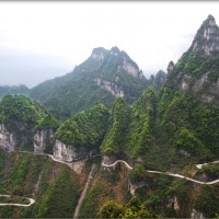 Небесное шоссе. Подняться или спуститься с горы Тяньтань можно на автобусе по дороге Тунтянь. Автор фото Irina.