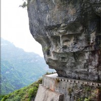 Дорога, выдолбленная в скале. Автор фото Irina.