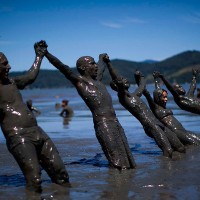 Молодежь в грязи во время парада Грязный квартал в Парати. (Felipe Dana/Associated Press)