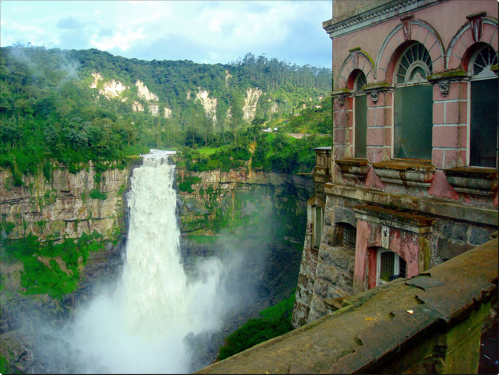 Призрачный отель del Salto с видом на водопад Текендама