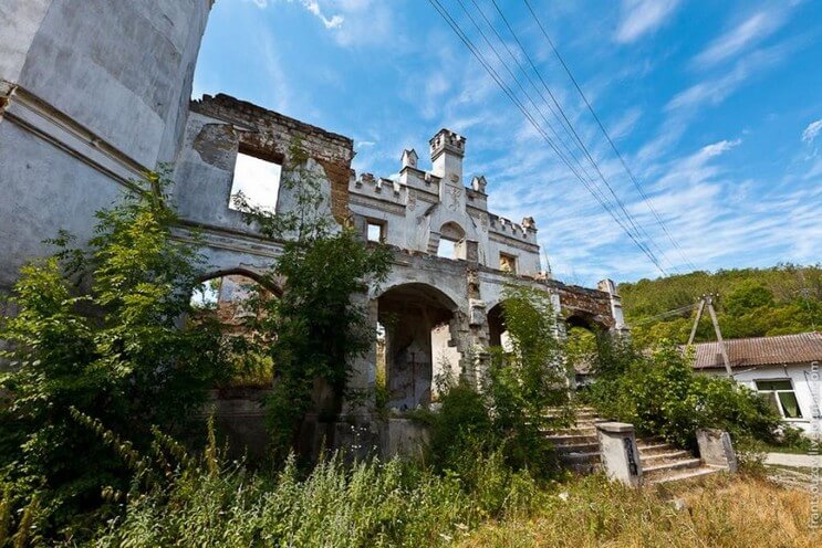 Фото: Руины замка Монжене