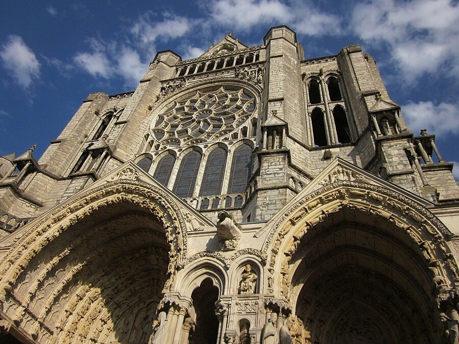 Фото: Шартрский собор (Cathédrale Notre-Dame de Chartres) в городе Шартр, Франция