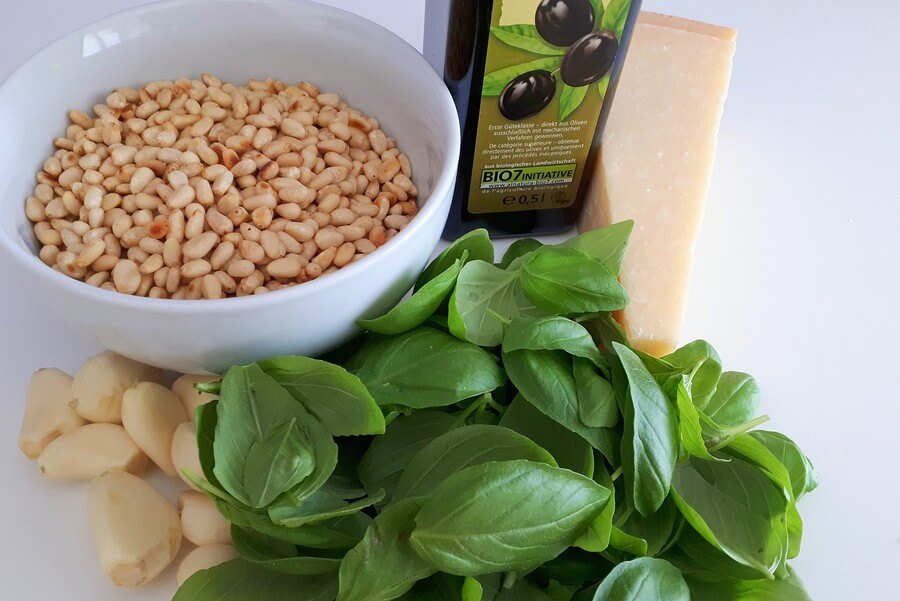 Фото: Ингредиенты для песто: кедровые орехи, базилик, чеснок, оливковое масло.