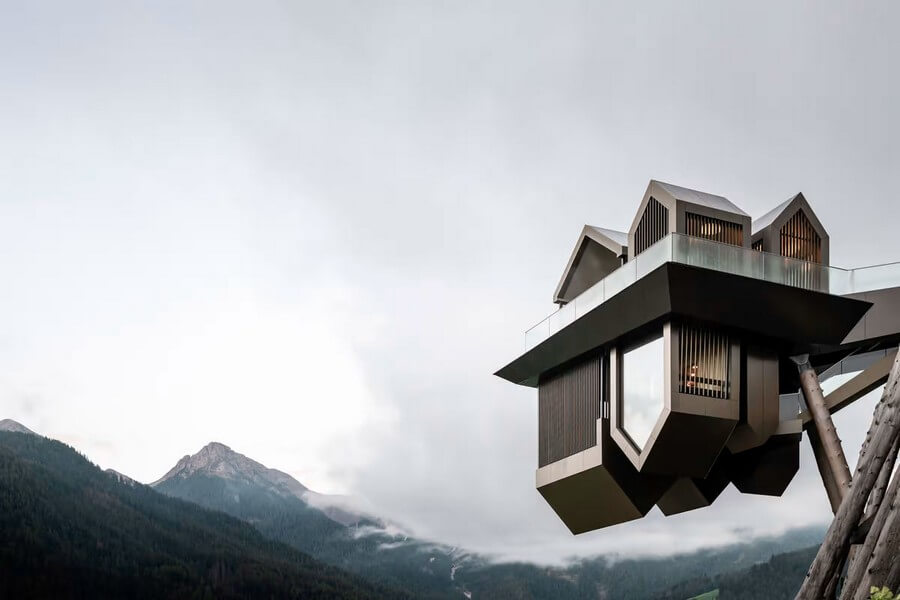 Фото: Курорт, бросающий вызов гравитации, переворачивает горную деревню с ног на голову
