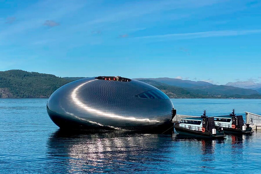 Фото: Плавучее пространство для мероприятий образует мерцающий рыбий глаз в норвежском фьорде