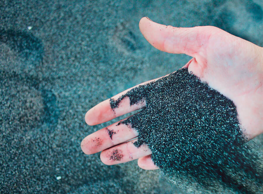 Фото: Чёрный песок на пляжах в Сан-Мигел
