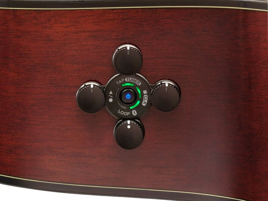 Всеми эффектами можно управлять с верхней части гитары или через мобильное приложение