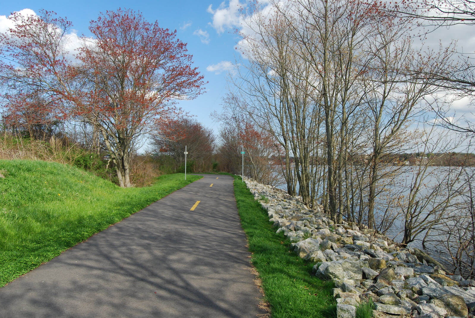 Велосипедная дорожка вдоль пруда. США, штат Массачусетс. Автор фото Marcbela