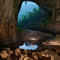 Члены экспедиции Hang En спускаются вниз пещер в туннель реки Rao Thuong