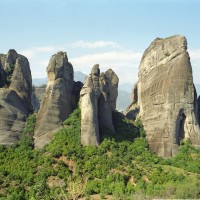 Скалы, на которых расположены монастыри, и вид на Фессалийскую равнину